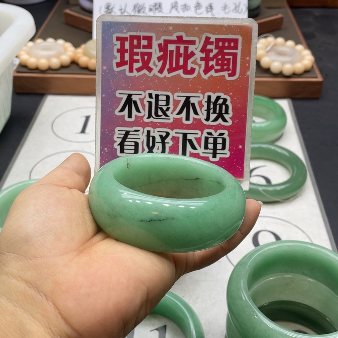 ****迪石英岩玉未镶嵌手镯