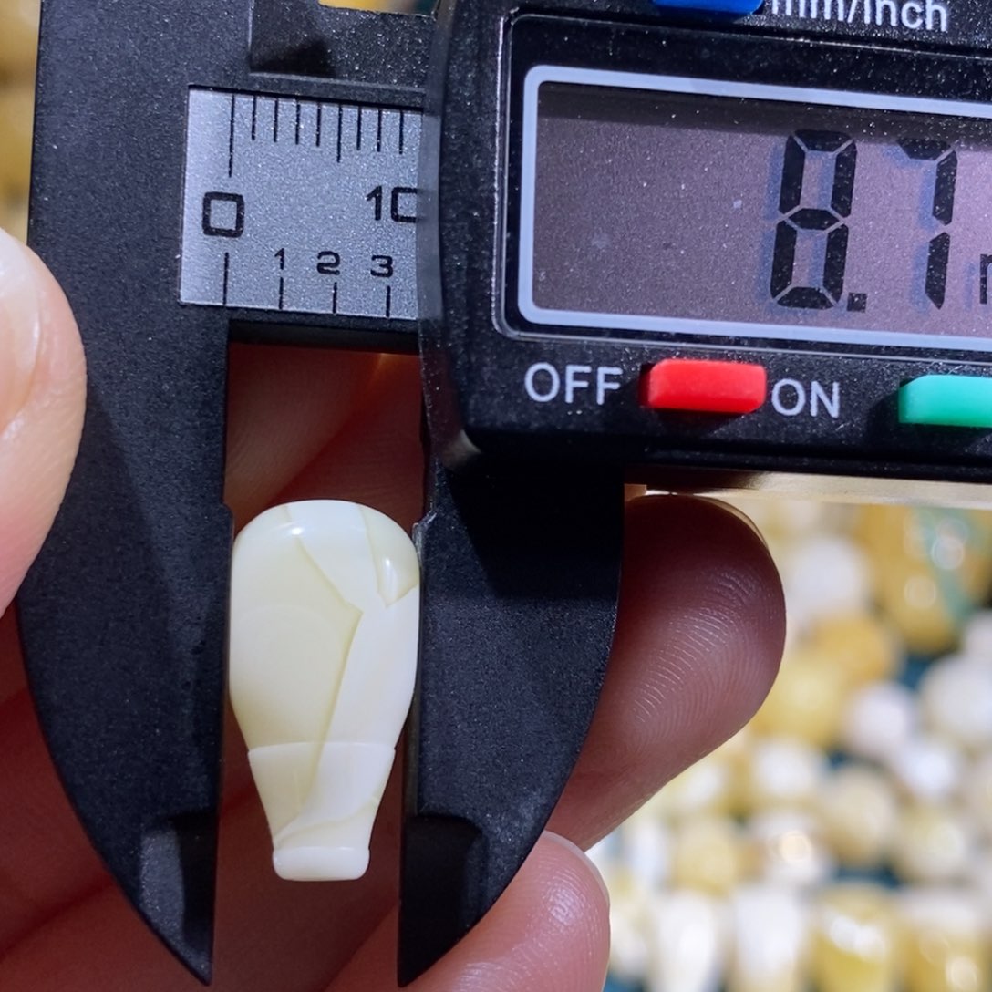 琥珀裸石未镶嵌配饰