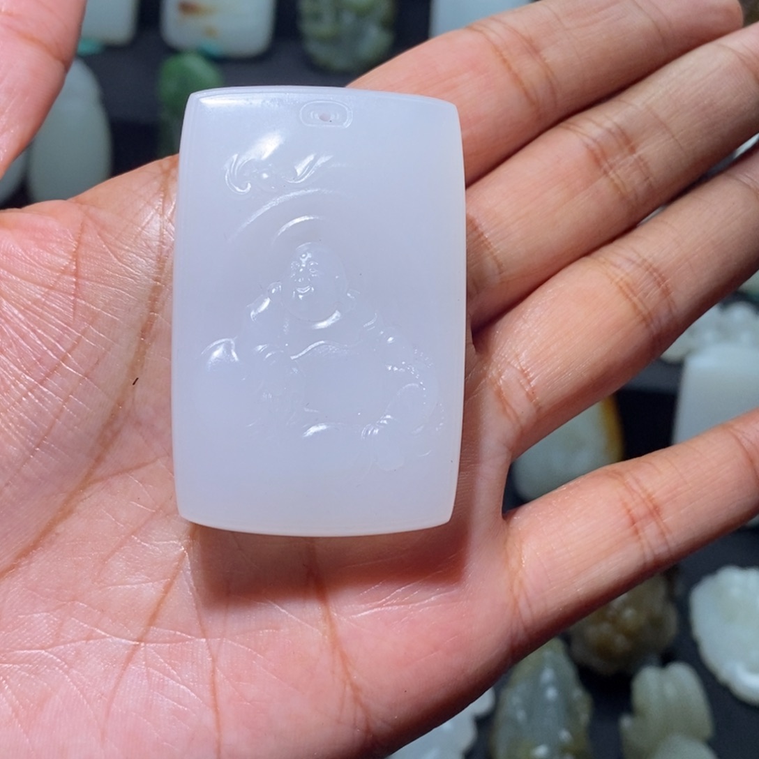 和田玉未镶嵌于田牌