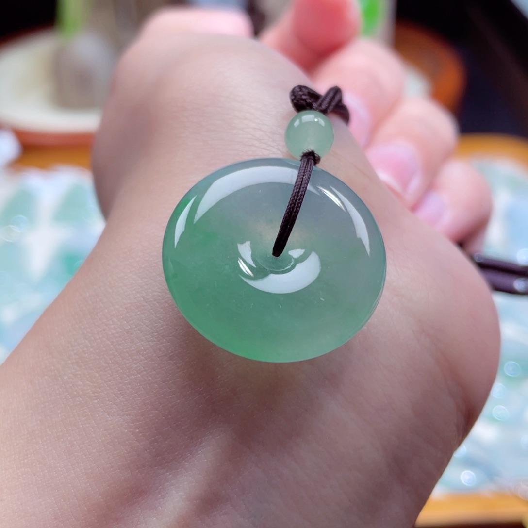 翡翠颈饰未镶嵌扣子