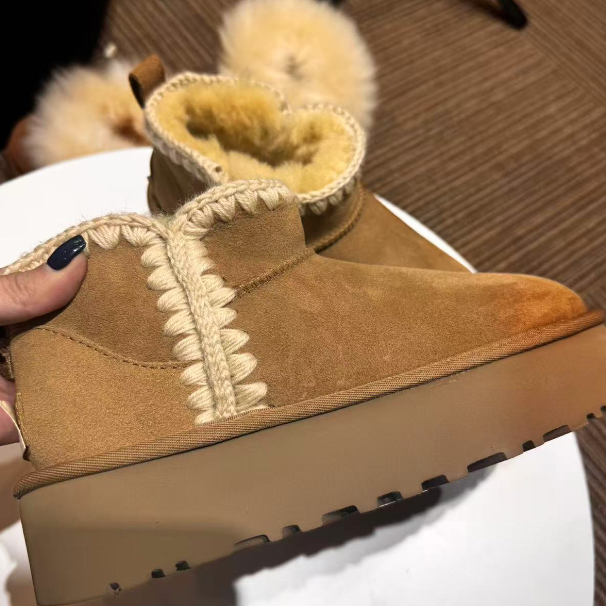 厚底雪地靴加绒加厚保暖短筒女靴冬季新款防水软皮棉鞋