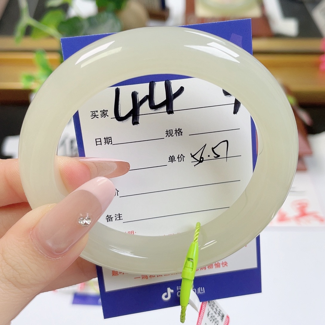 和田玉手镯未镶嵌天****?