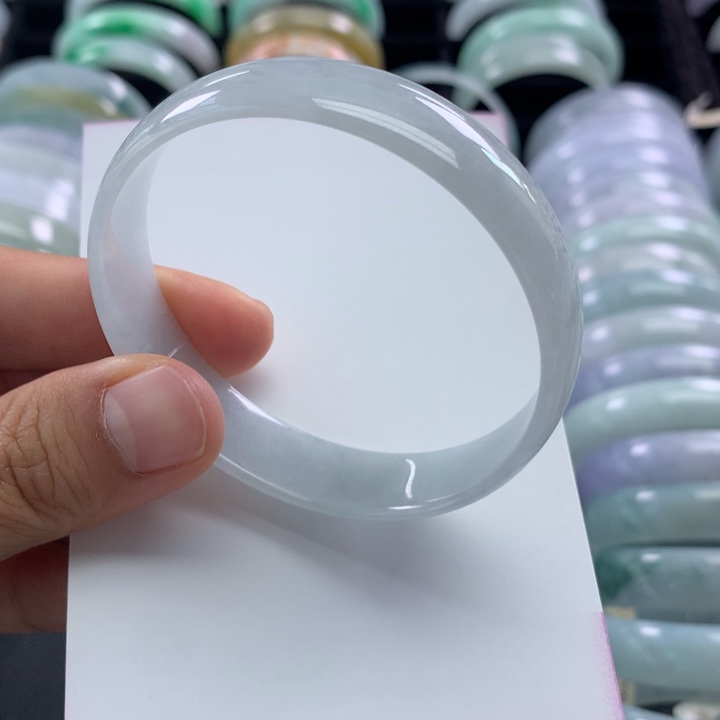 翡翠未镶嵌手镯公主