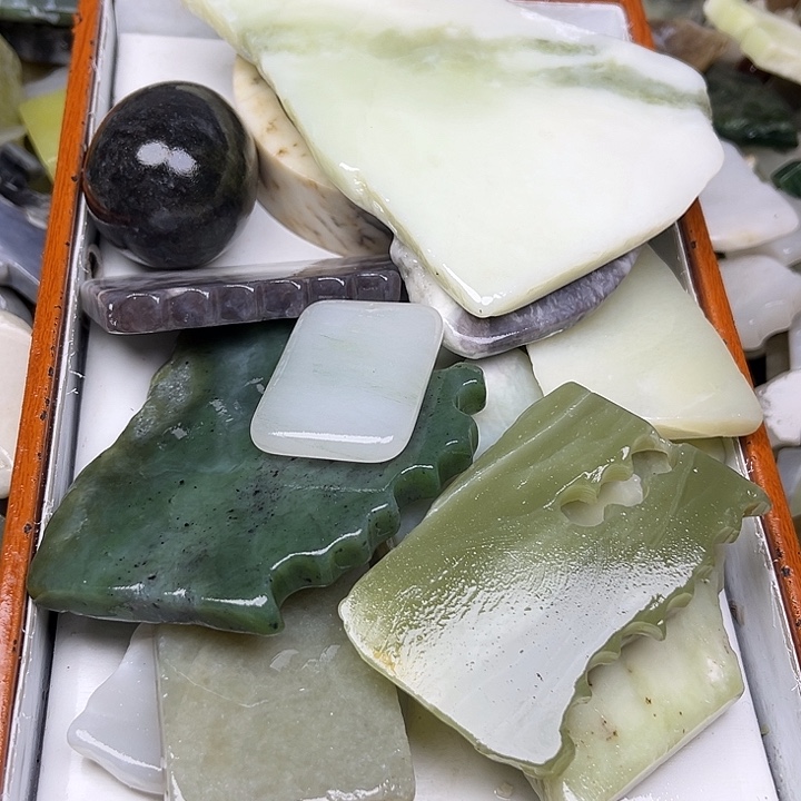 未镶嵌和田玉（翠青玉）珠宝奇石威****司