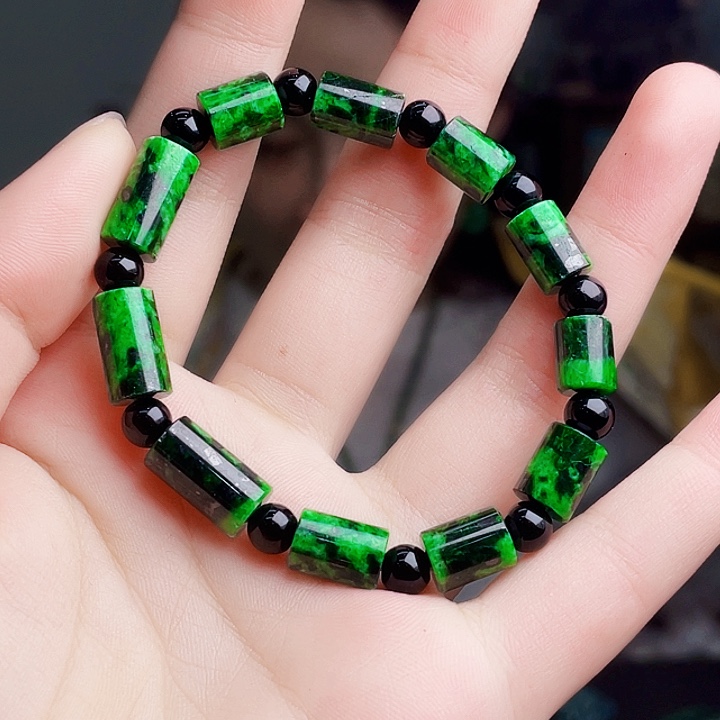 翡翠未镶嵌颈饰多样性