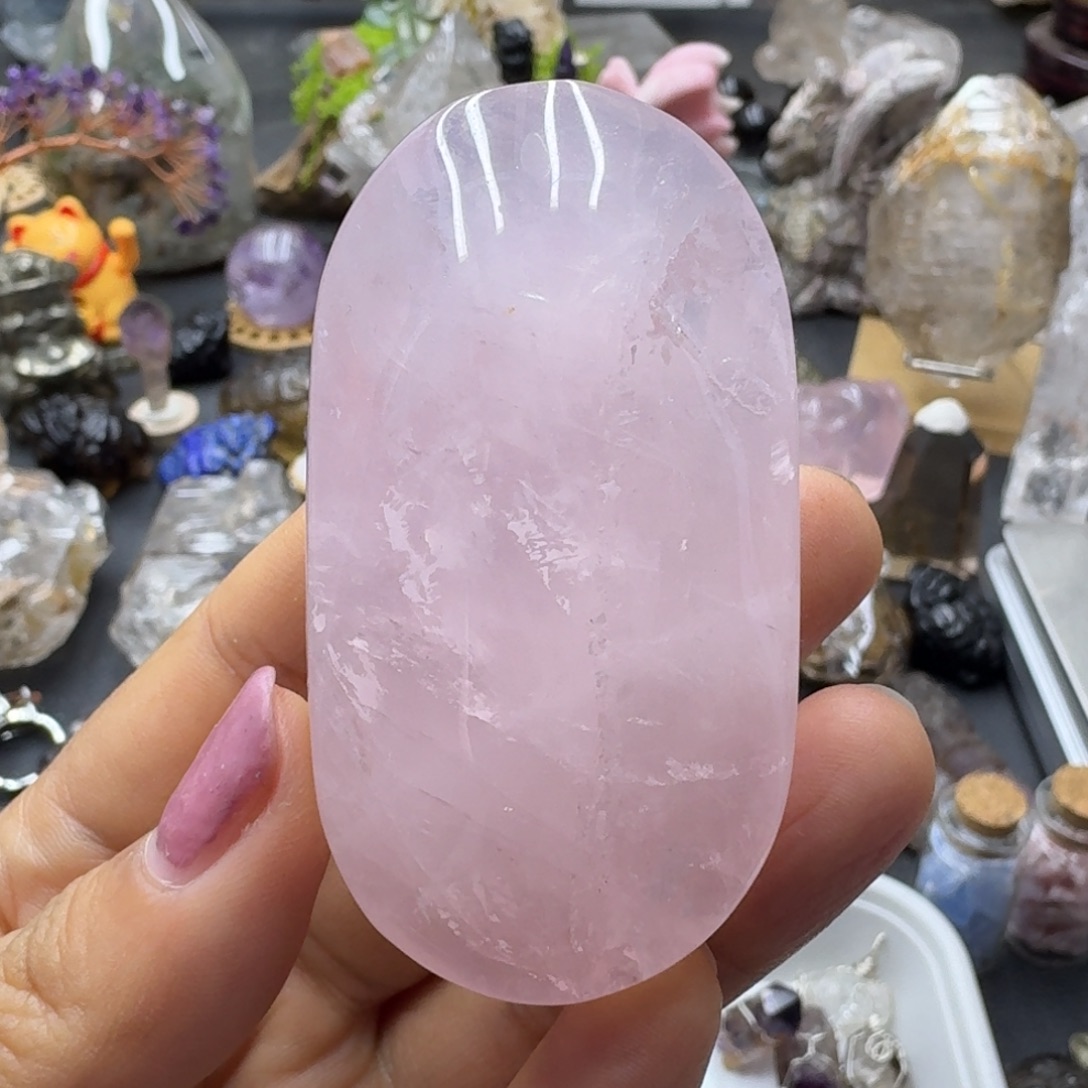 放漏的粉水晶手握