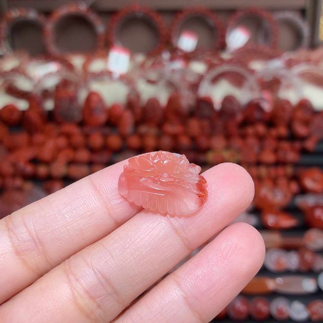 南红玛瑙未镶嵌颈饰莲花梳子