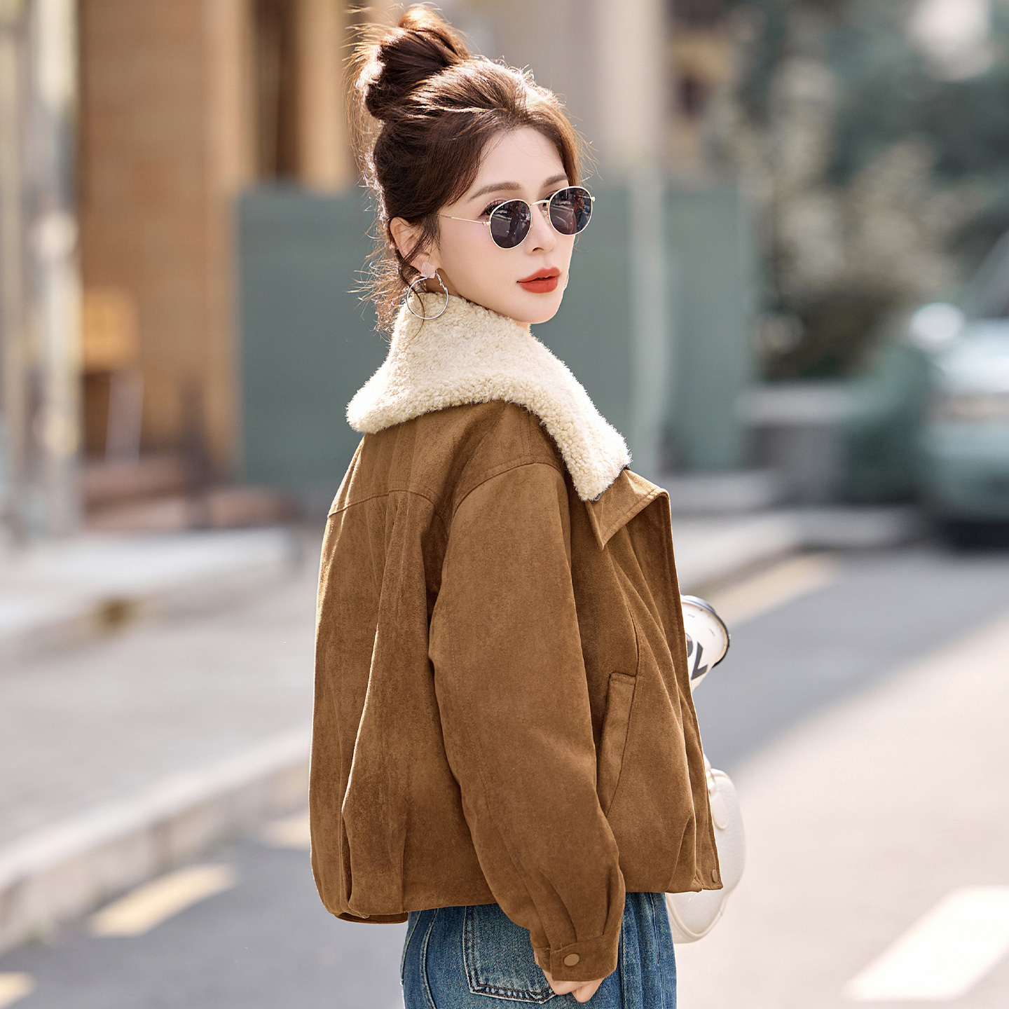 麂皮绒毛绒大翻领短外套女2025冬季新款羊羔毛小个子保暖羽绒服