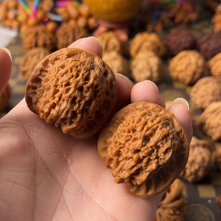 文玩核桃吊坠血麒麟