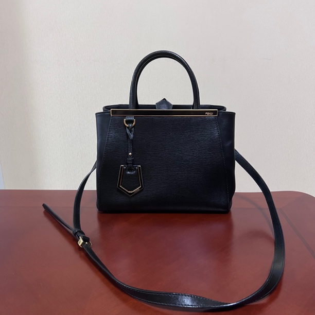 95新 FENDI/芬迪 黑金牛皮小号2jours 鱼鱼