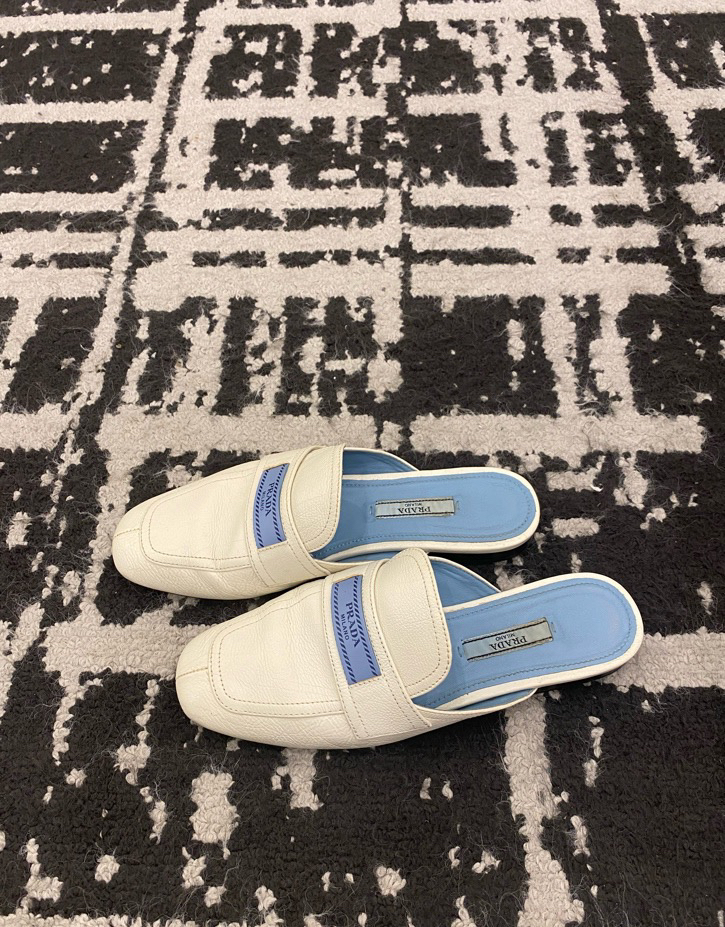 95新 Prada/普拉达 Prada 全皮款白色平底拖鞋 35码