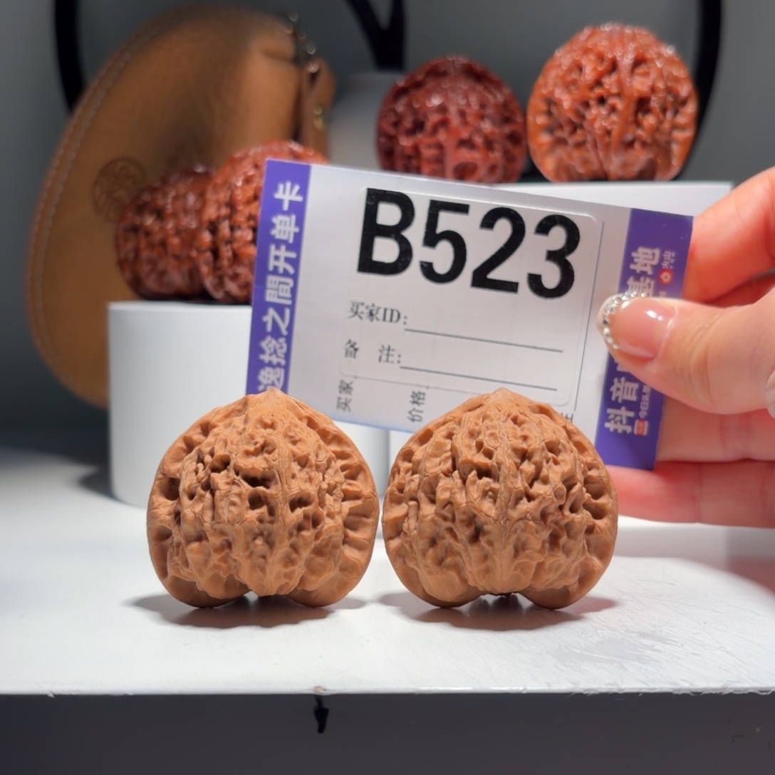 文玩核桃吊坠523    号-仙台公子帽金牛-尺寸 42