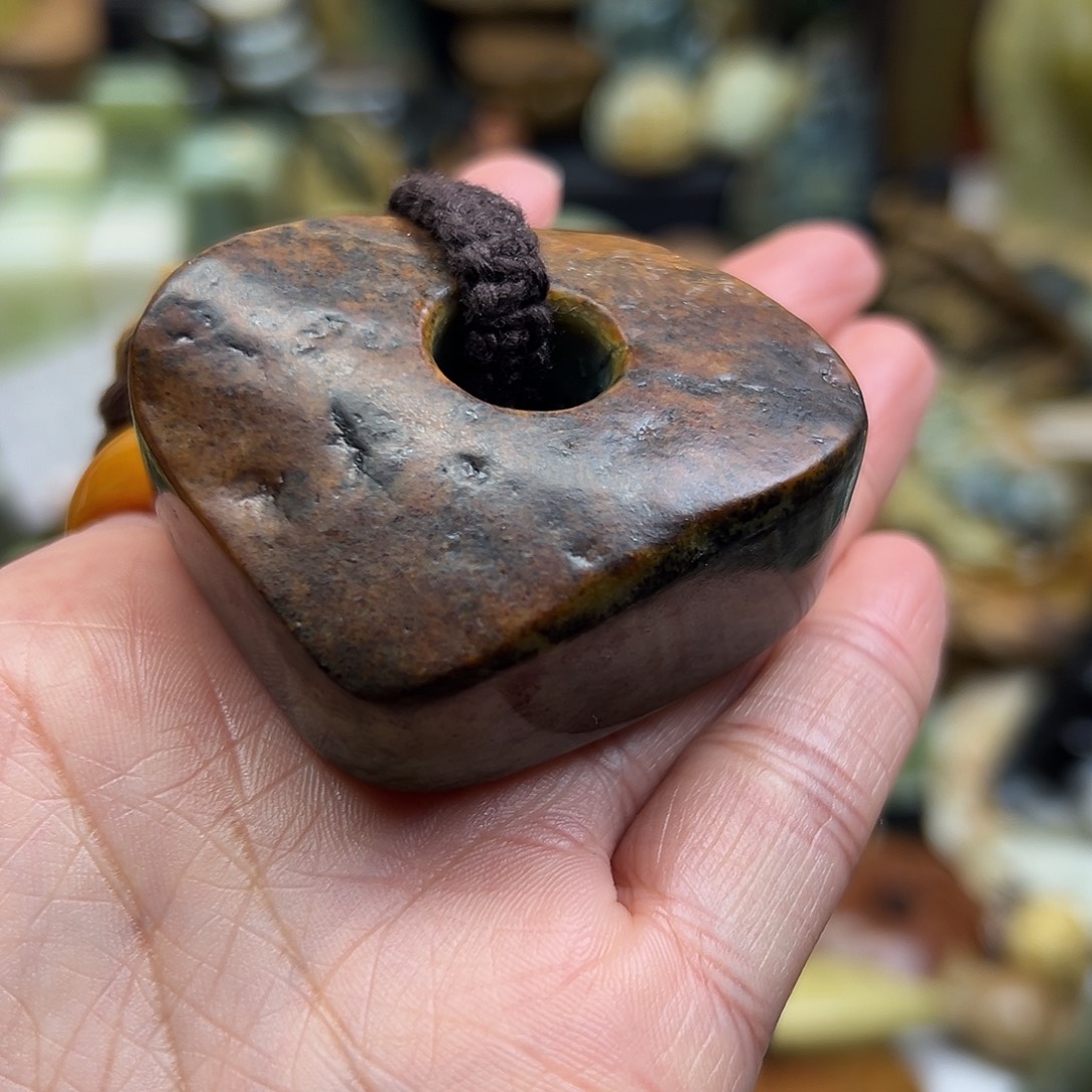 岫岩河磨玉（透闪石质玉）未镶嵌颈饰河磨玉扣子