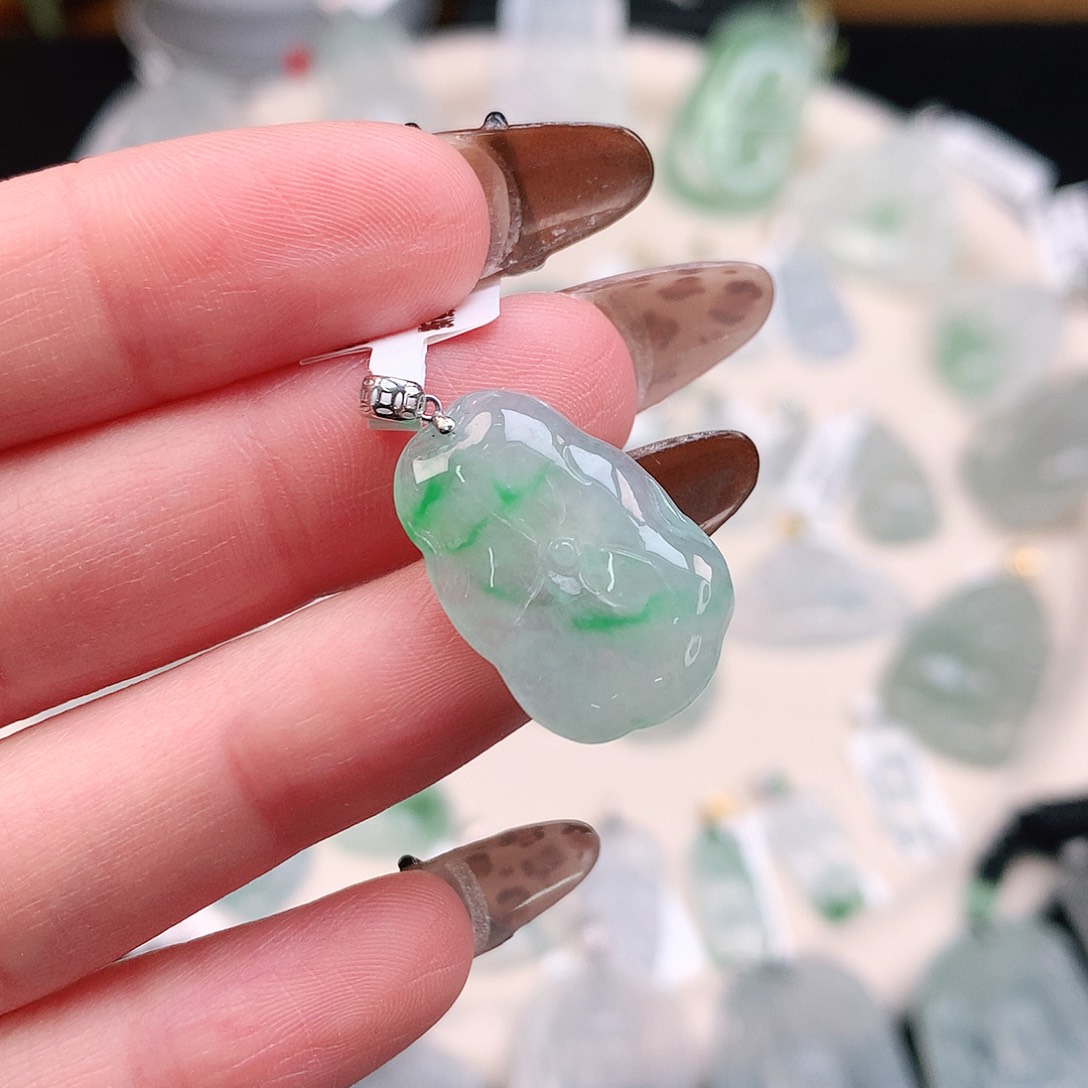 翡翠颈饰18K金镶嵌飘绿荷叶26、21.6、14.5、3.5