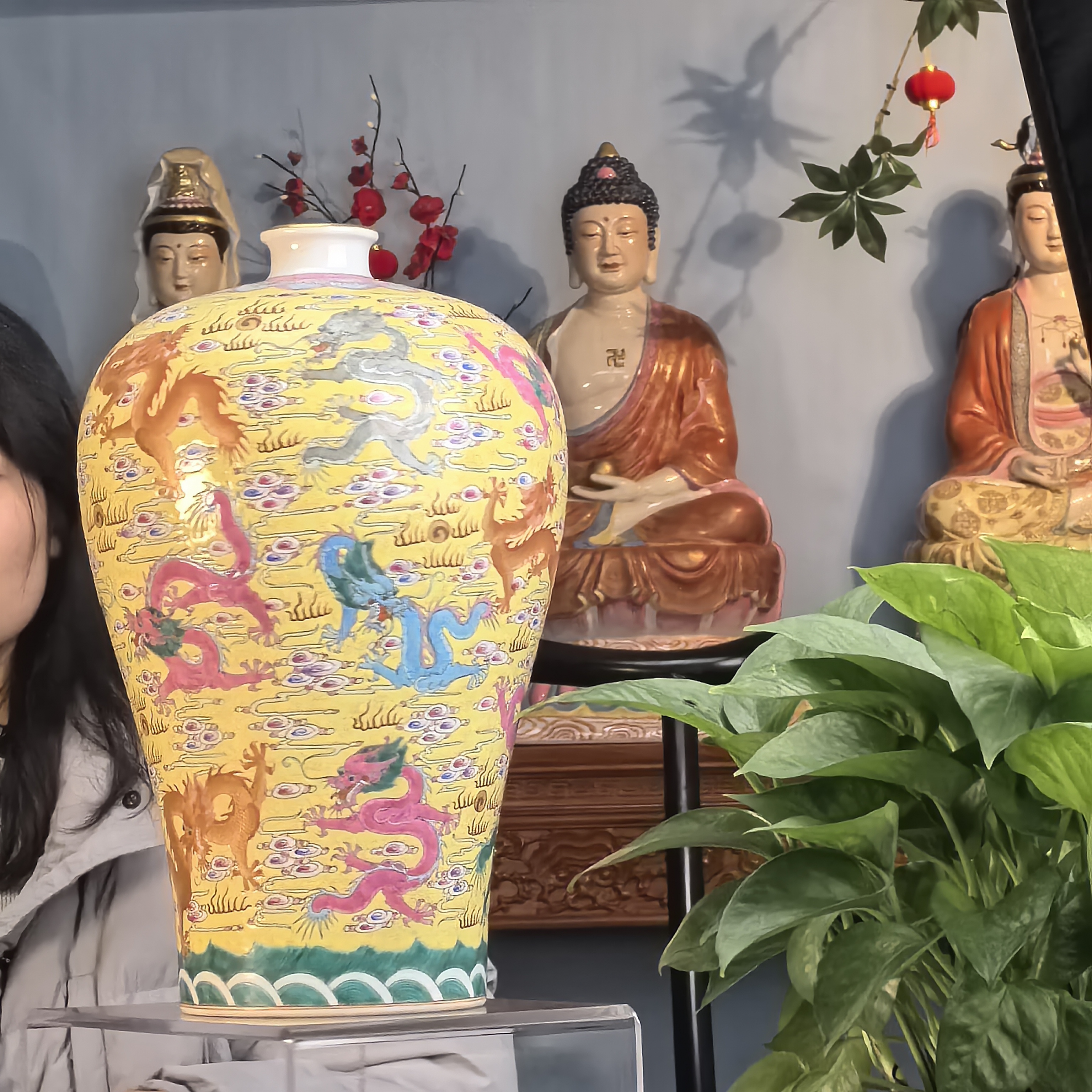 清 粉彩黄釉祥云龙纹梅瓶
