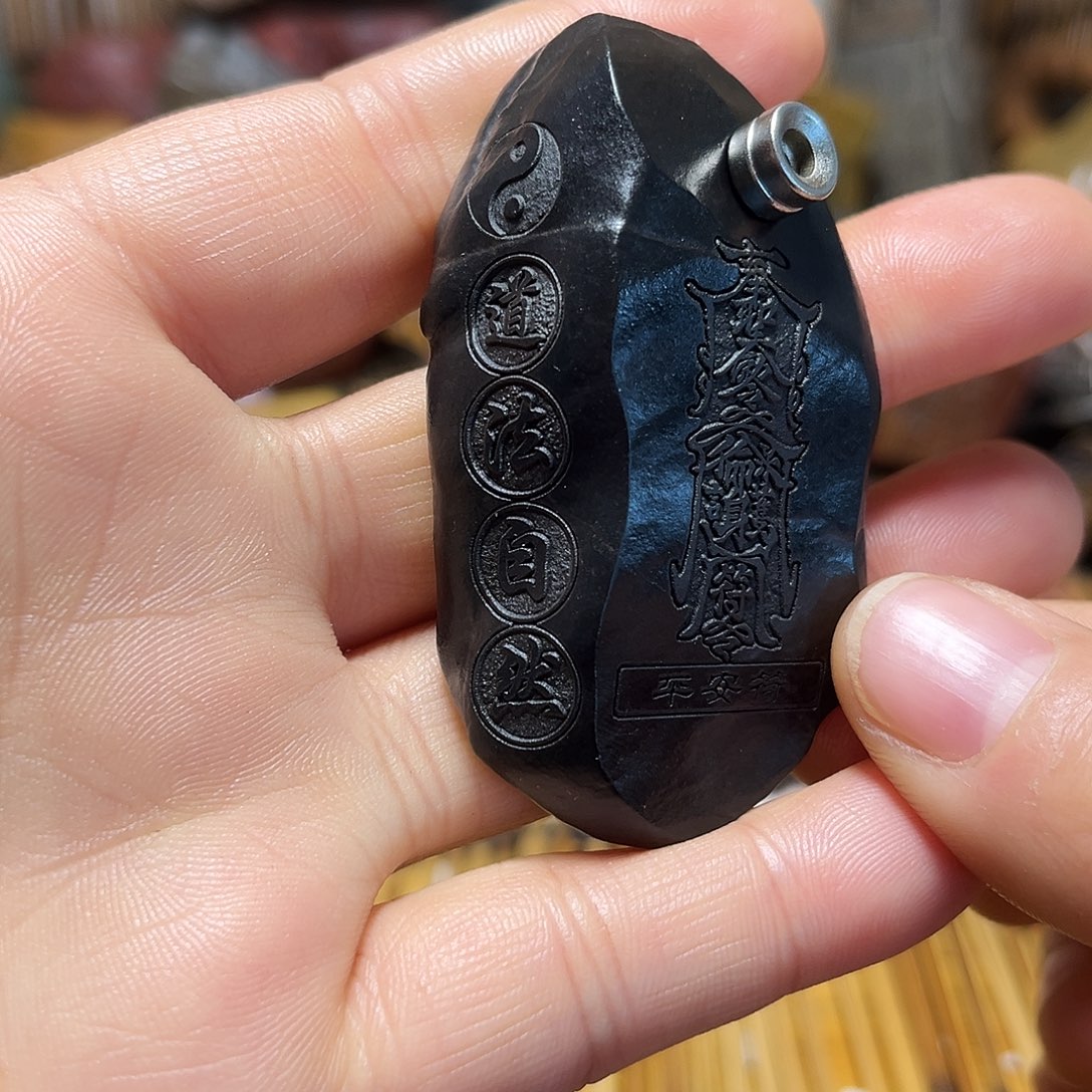 新疆原石雕刻手把件