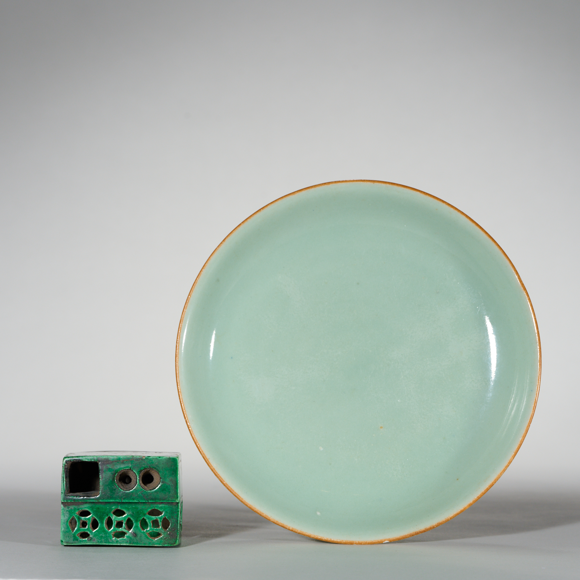 5817清中期.豆青釉盘及绿釉笔插一组【古董拍卖】