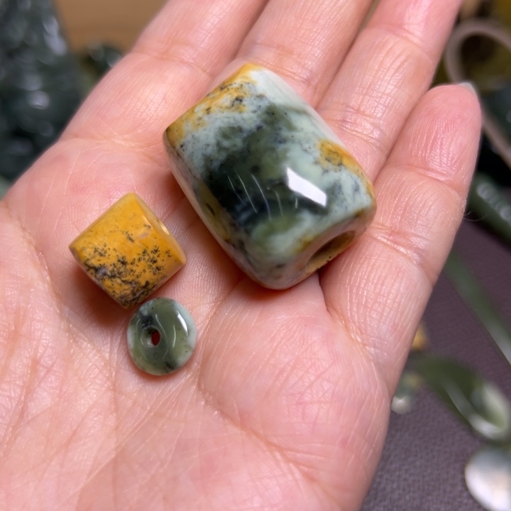 刚****岫岩河磨玉（透闪石质玉）未镶嵌颈饰