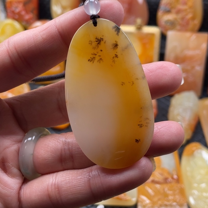 石英质玉（黄龙玉）颈饰未镶嵌