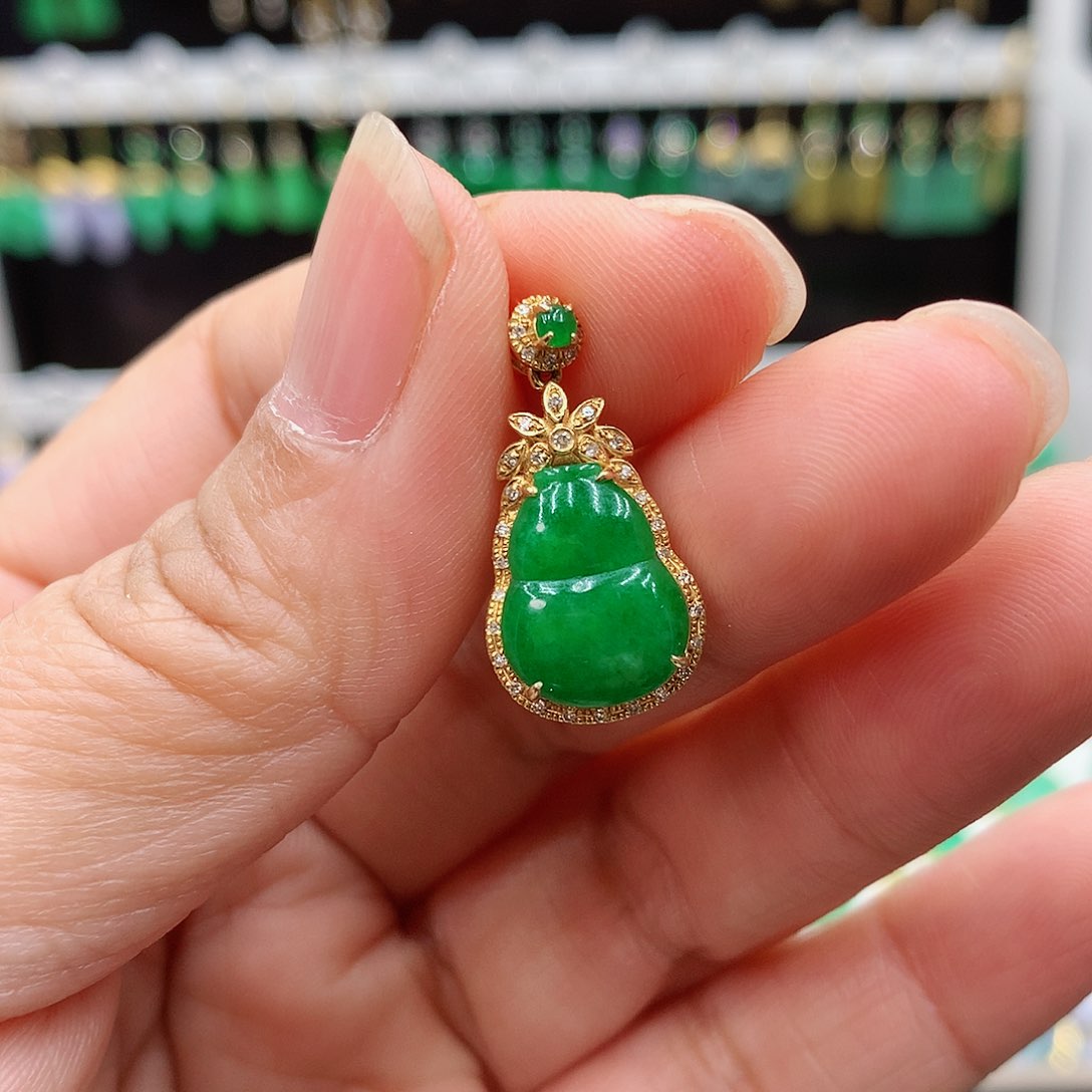 翡翠吊坠(赠链)18K金镶嵌嘟**?