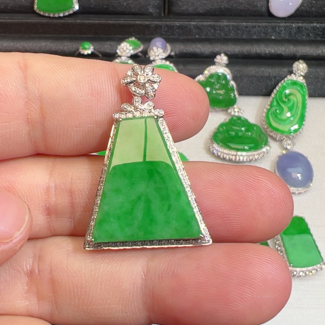翡翠吊坠(不含链)18K金镶嵌