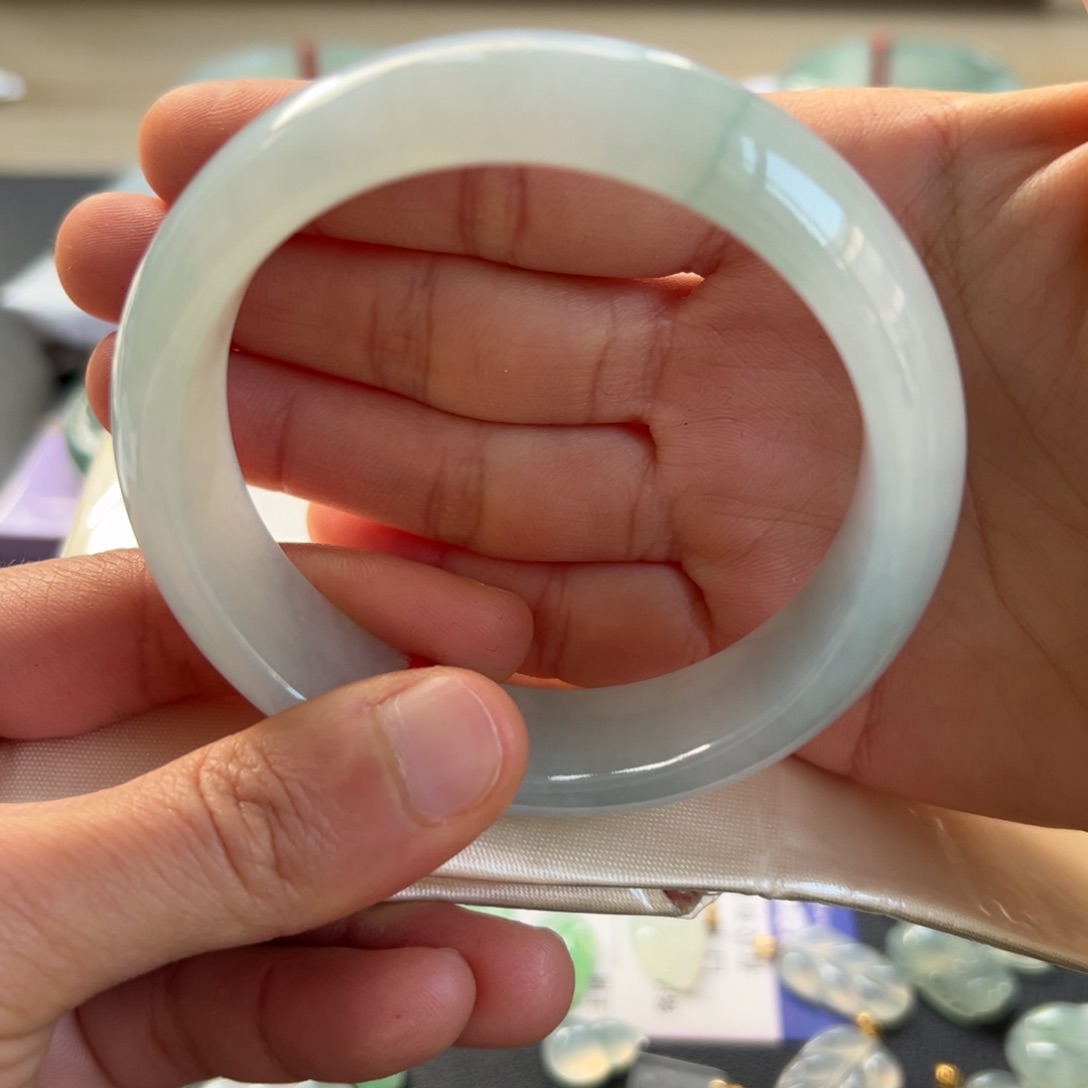 翡翠手镯未镶嵌手镯