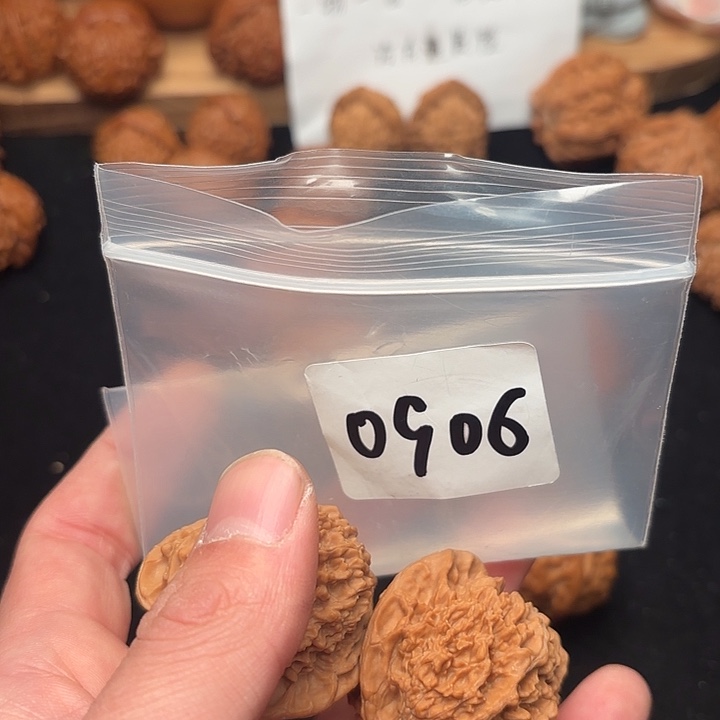 晓***-把件文玩核桃40 尺  满 天星     0906