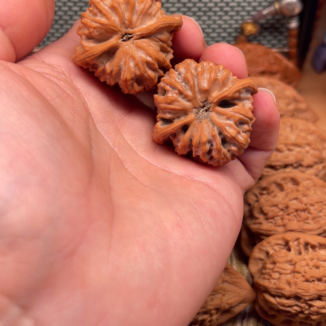 南***天吊坠文玩核桃红塔山