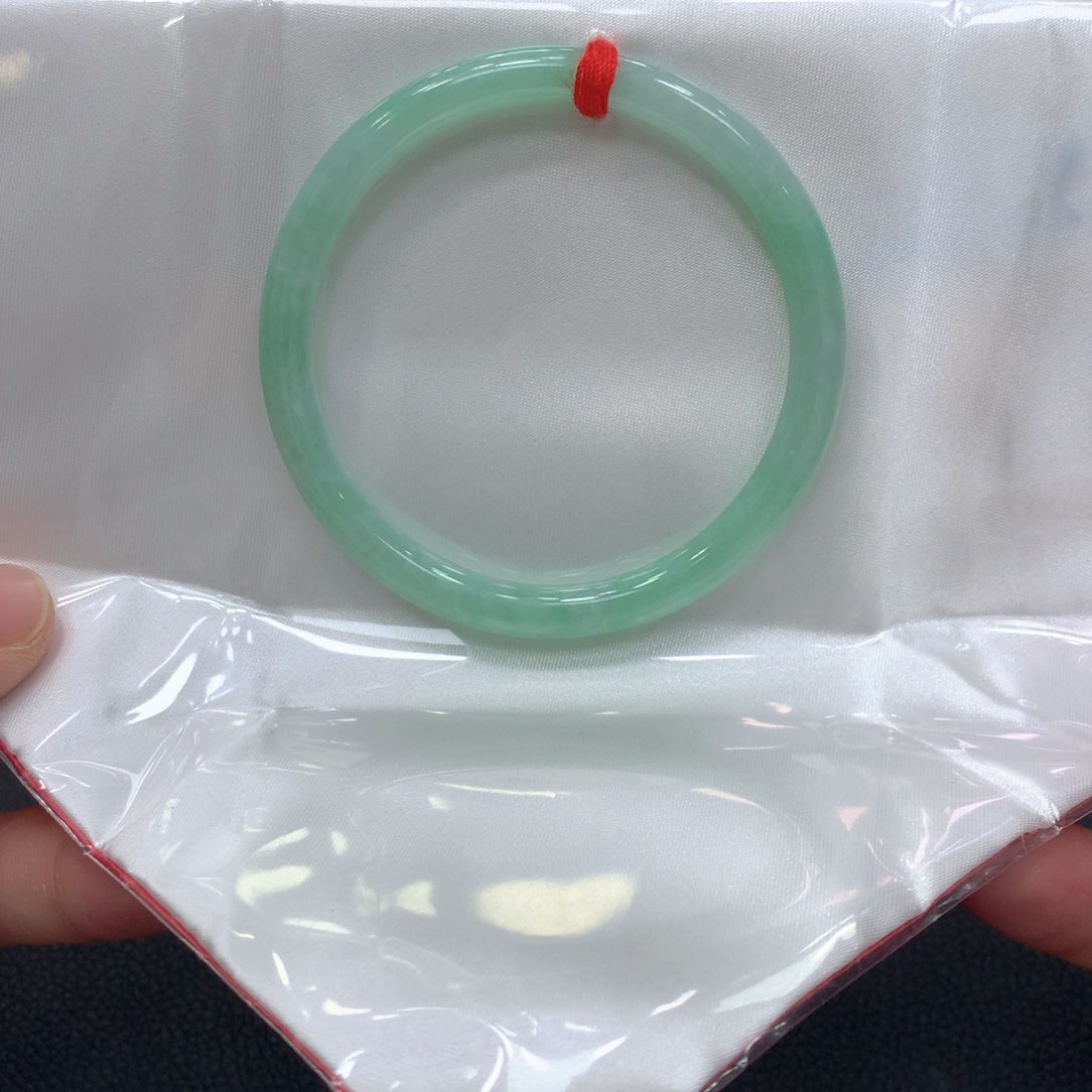 翡翠手镯未镶嵌翡翠