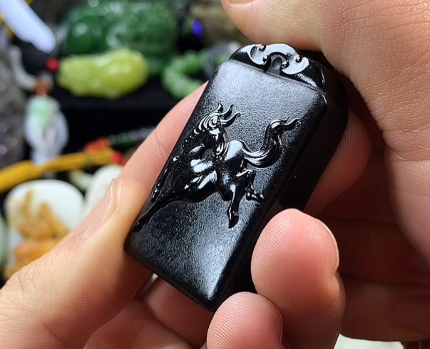 和田玉墨玉马挂件