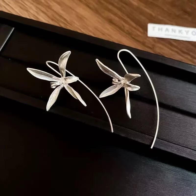 925银耳饰 【艾比银】S925银温柔风玉兰花耳饰