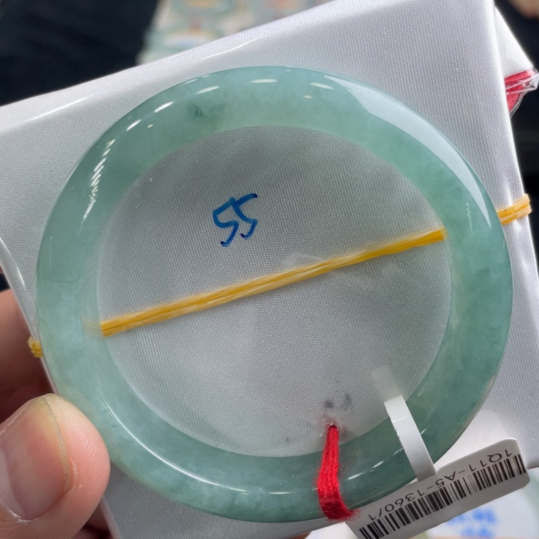 翡翠手镯未镶嵌翡翠手镯