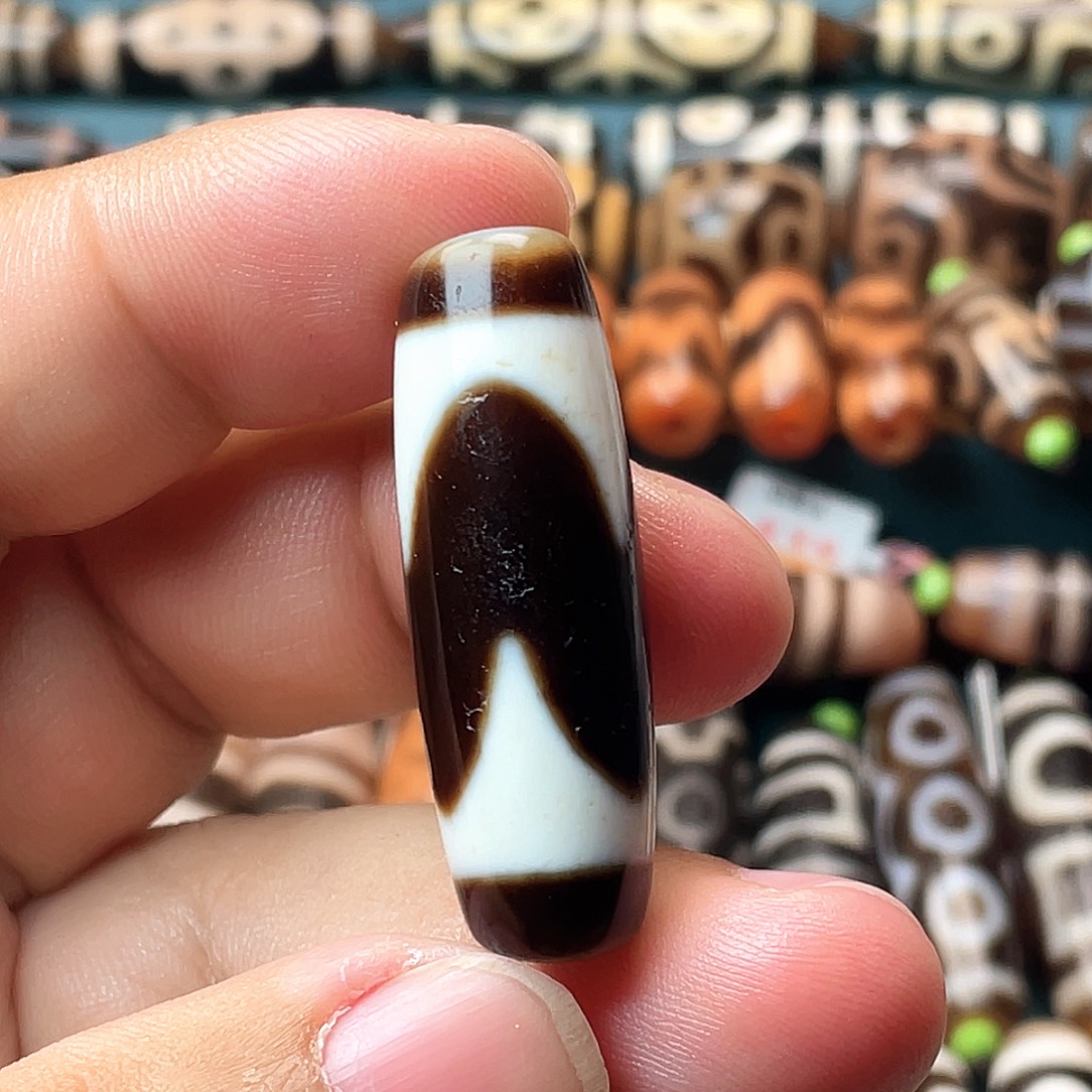 玛瑙/玉髓未镶嵌颈饰朱砂牙牙