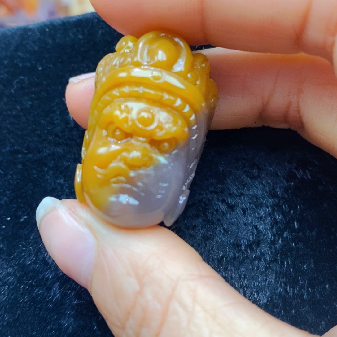 未镶嵌石英质玉（黄龙玉）颈饰