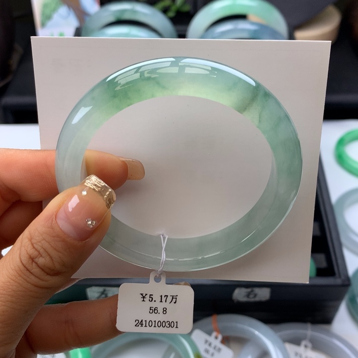 翡翠手镯未镶嵌正圈