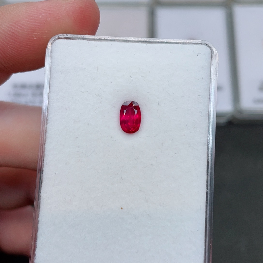 红宝石裸石未镶嵌1.03克拉无烧超级鸽血红强荧光璀璨吉尔德