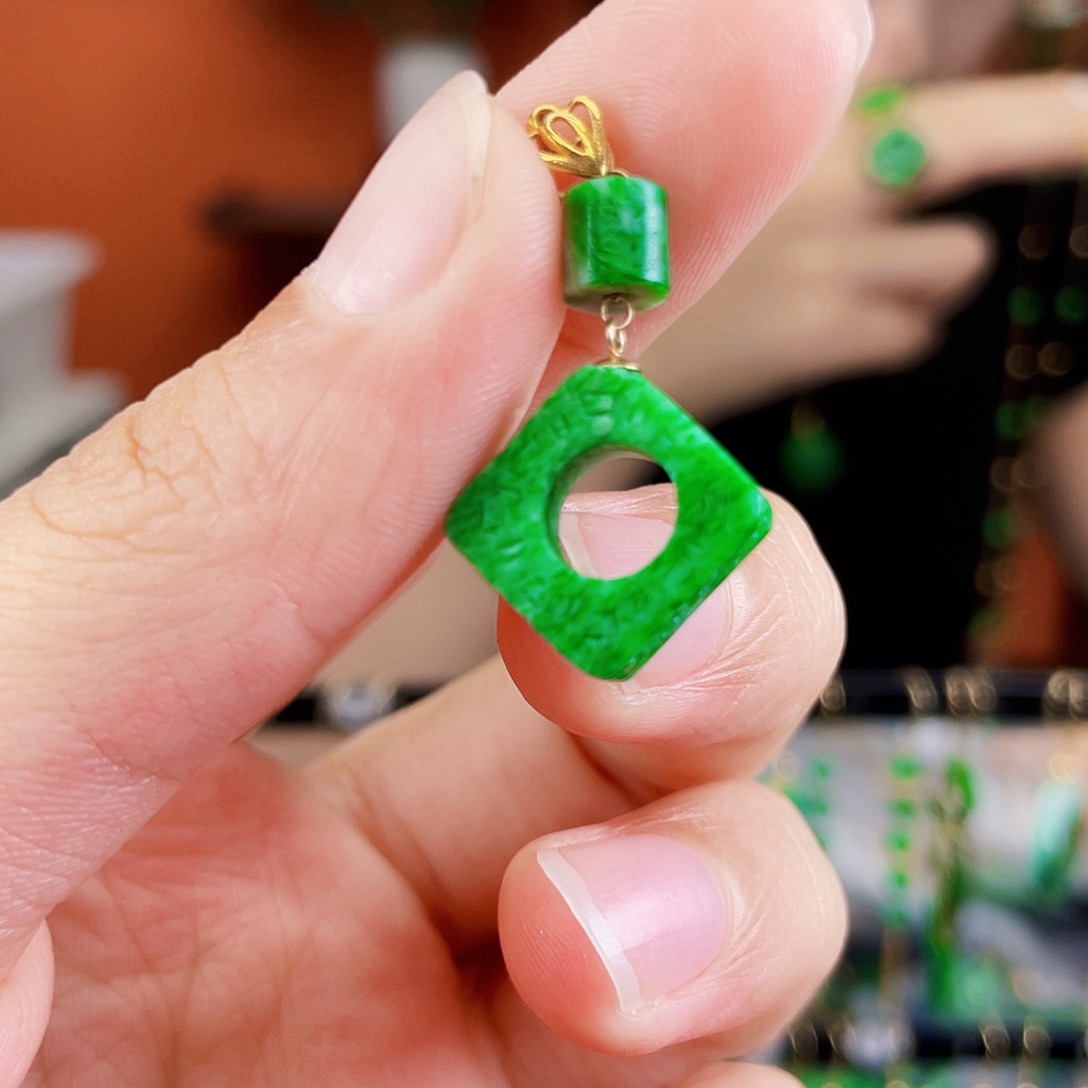 翡翠18K金镶嵌耳饰