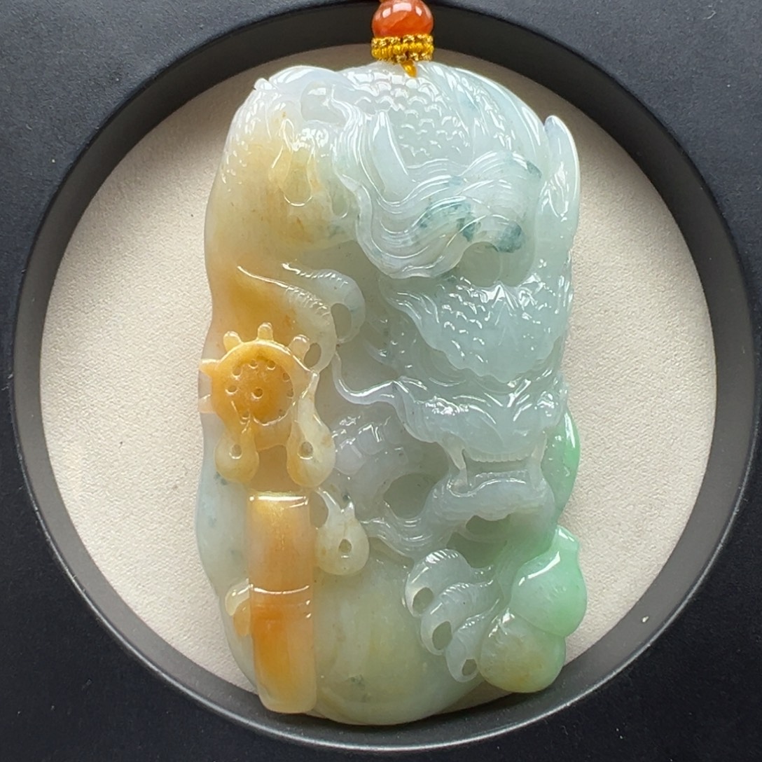 翡翠未镶嵌颈饰龙