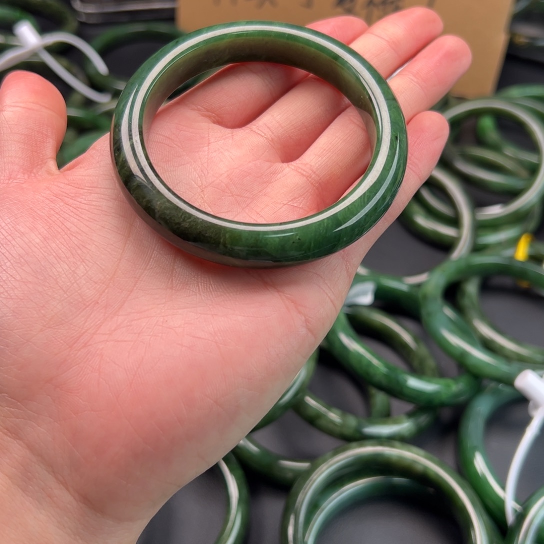 和田玉（碧玉）未镶嵌手镯