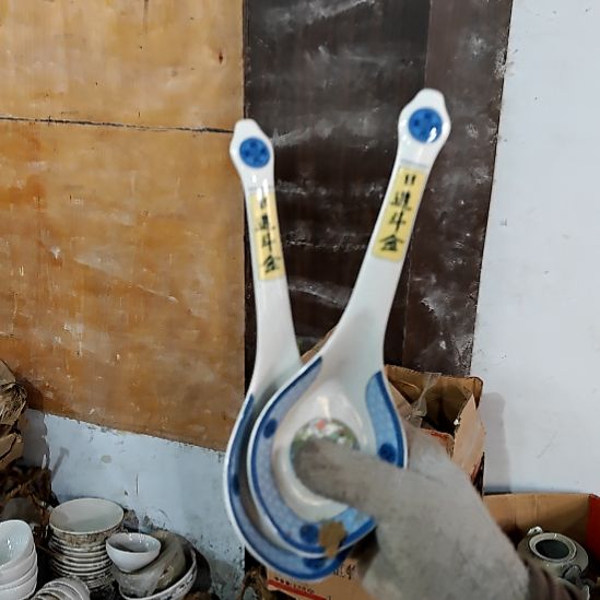 绿泥盘子碗茶壶啥都有