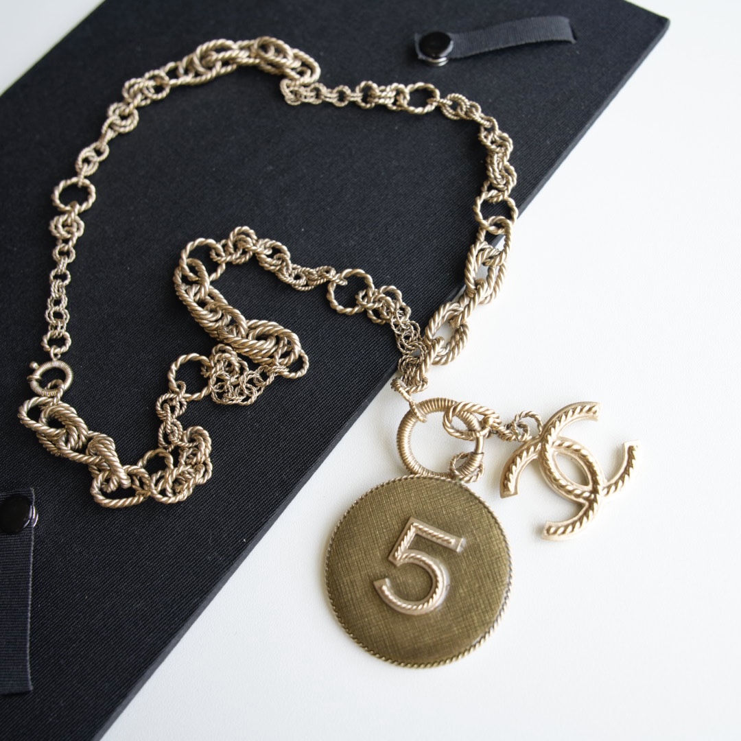 Chanel 珐琅5字双C吊坠项链