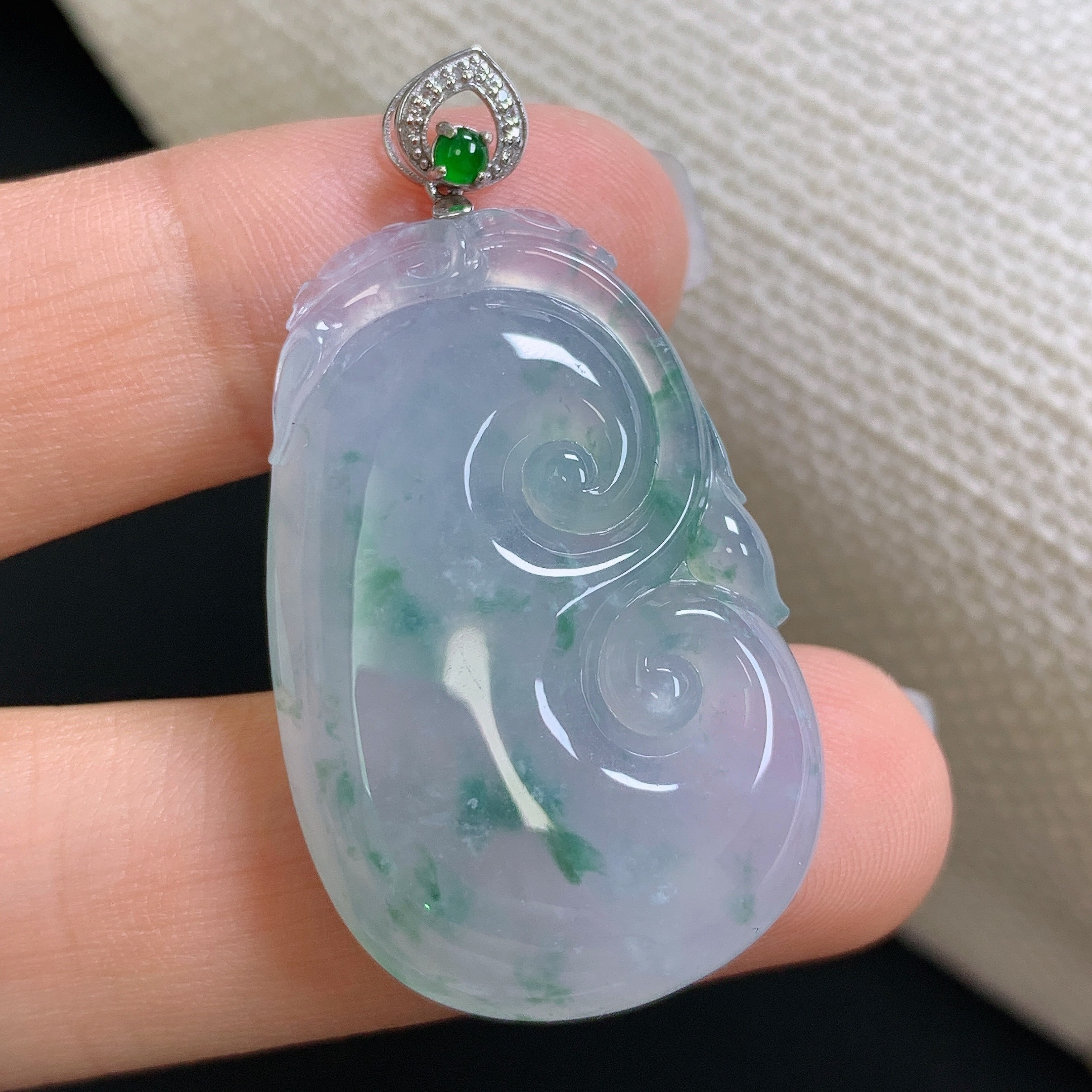 缅甸天然A货翡翠镶嵌18k金冰种飘花春彩如意吊坠