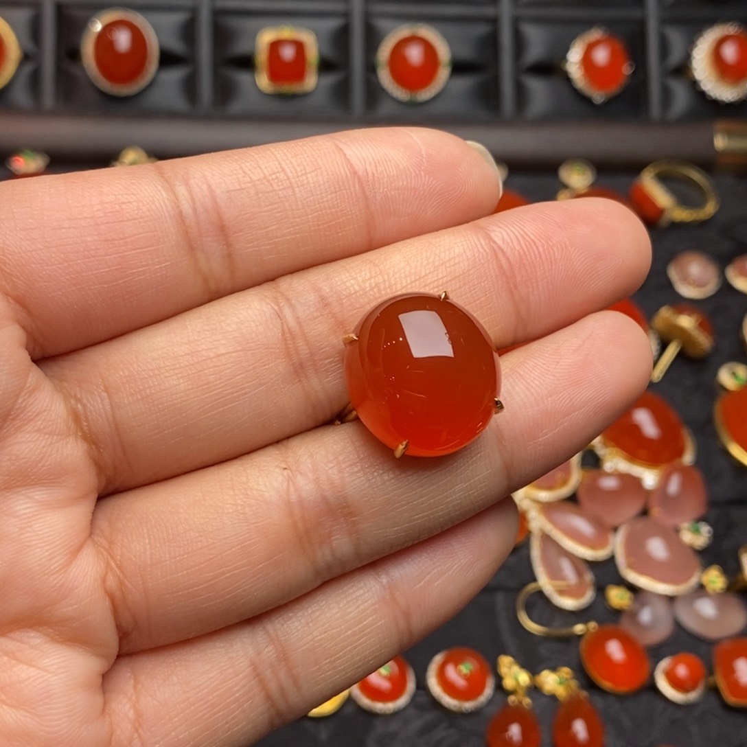 18K金镶嵌南红玛瑙戒指果**麻