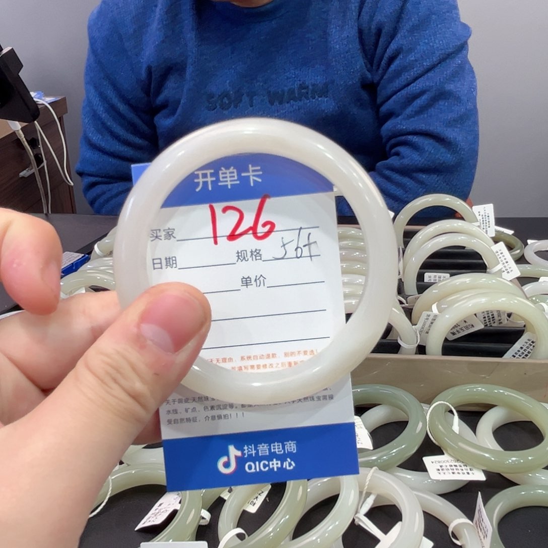 和田玉手镯未镶嵌?*群