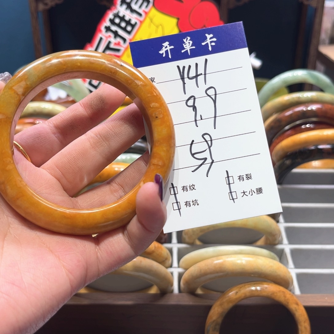 蛇纹石玉手镯未镶嵌?