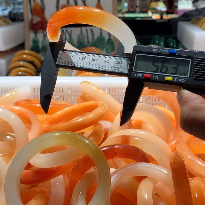 未镶嵌手镯石英质玉知**乐