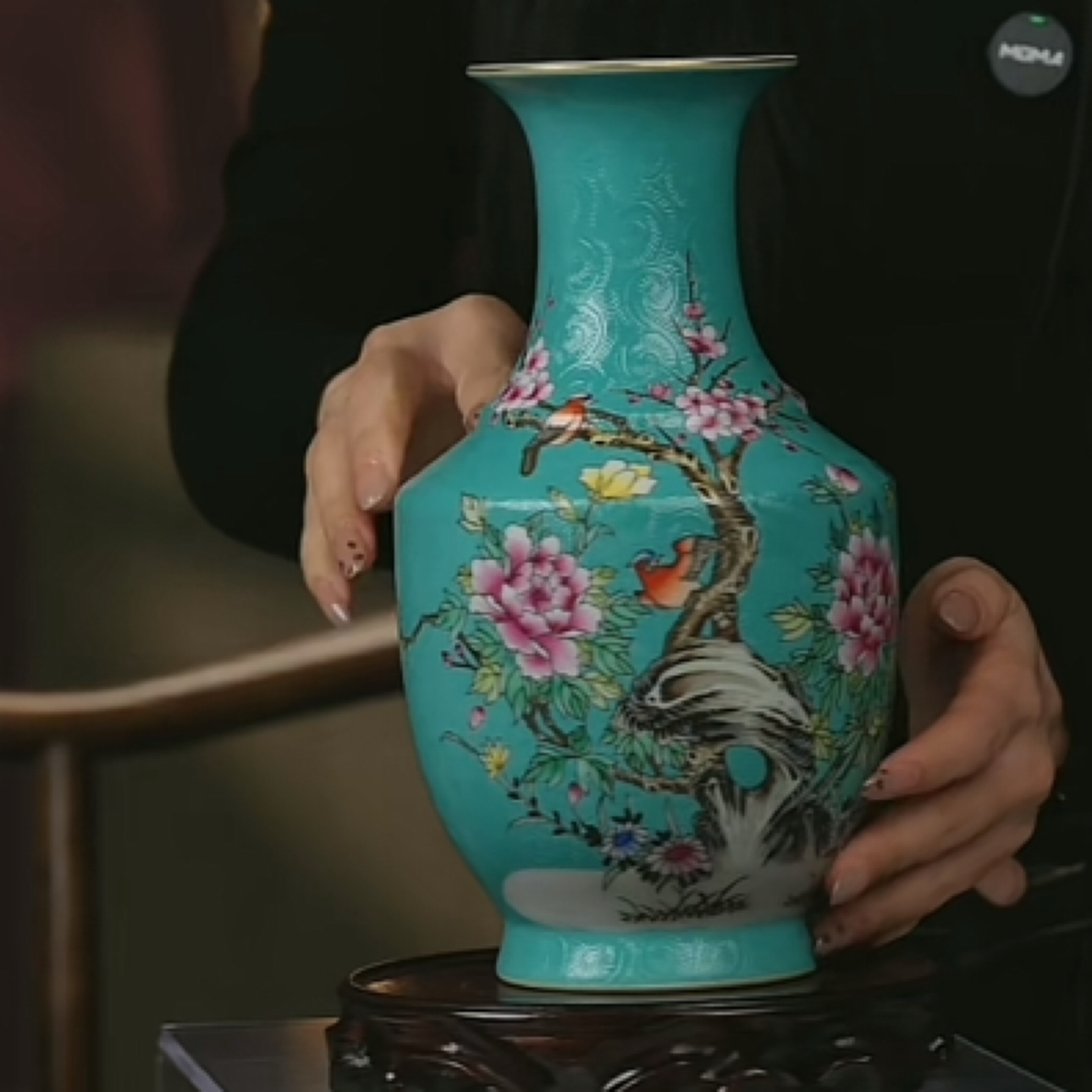 Y松石绿地轧道粉彩花鸟纹赏瓶