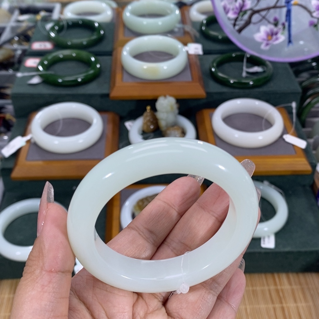 和田玉手镯未镶嵌