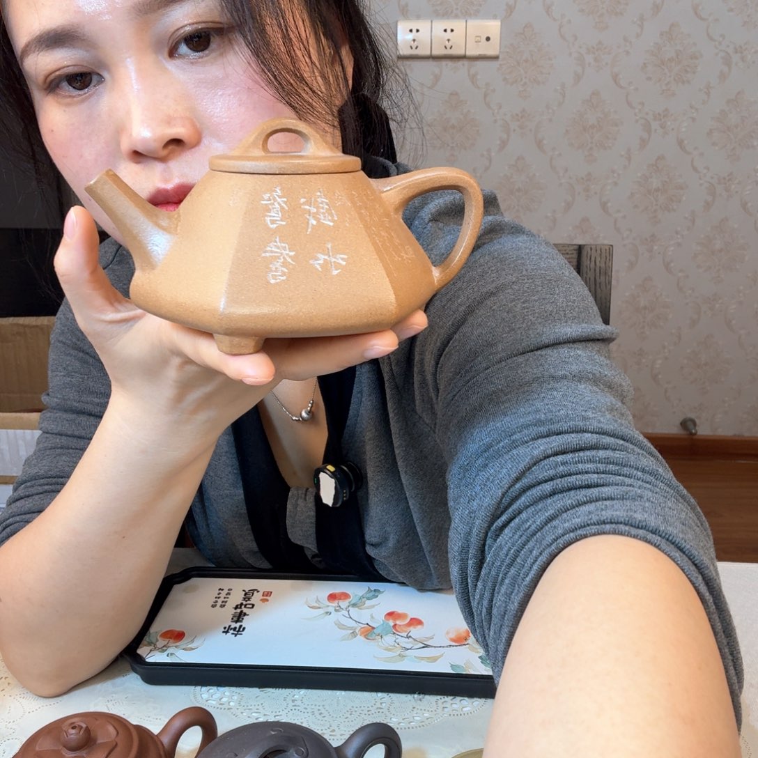 紫砂茶壶闻**动精工制作