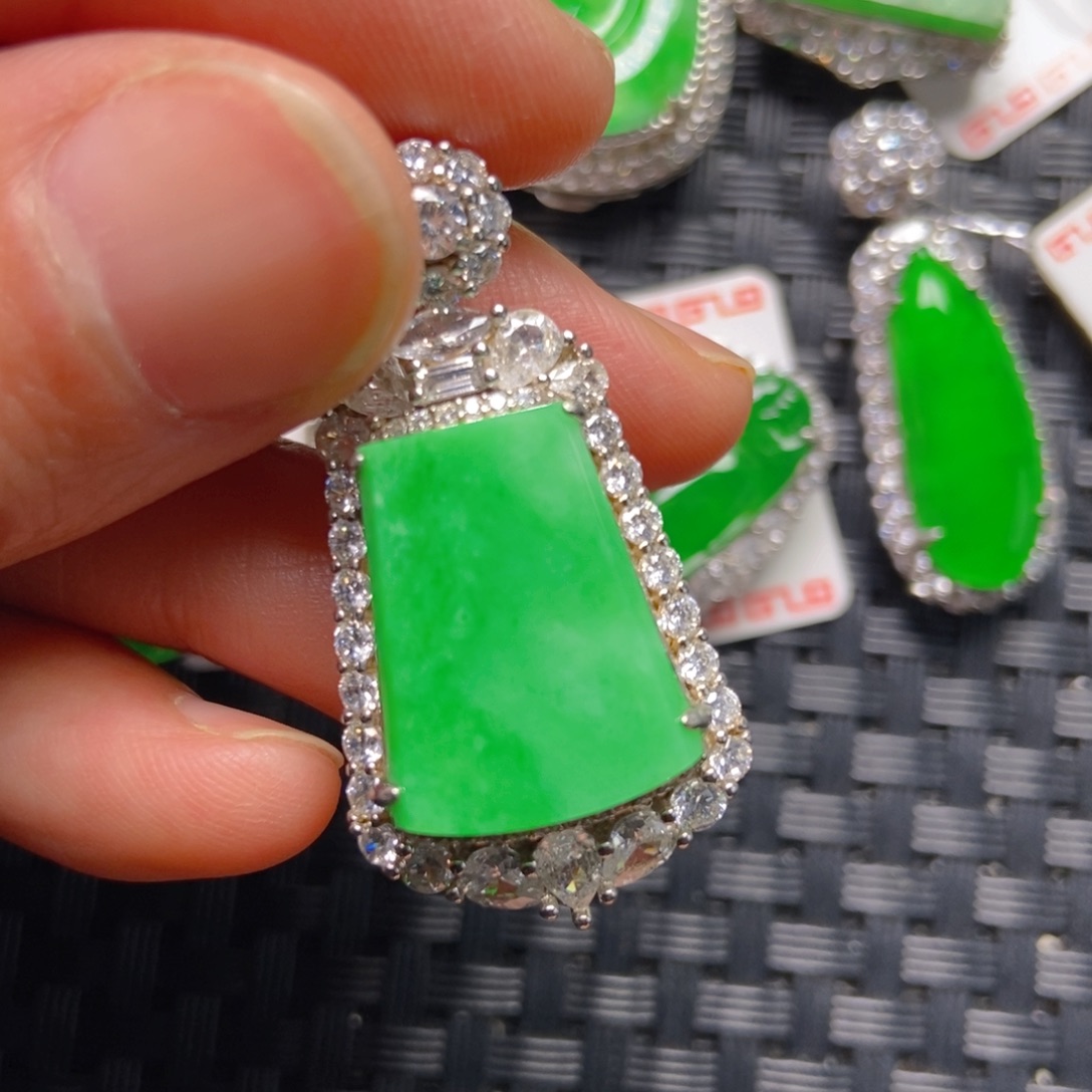 翡翠银S925镶嵌颈饰无事吊坠